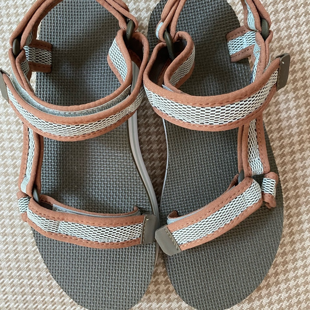 Teva Flatform universal wedge Brown and Olive Sandals. HOST PICK 🎉🎉🎉🎉 - Picture 3 of 9